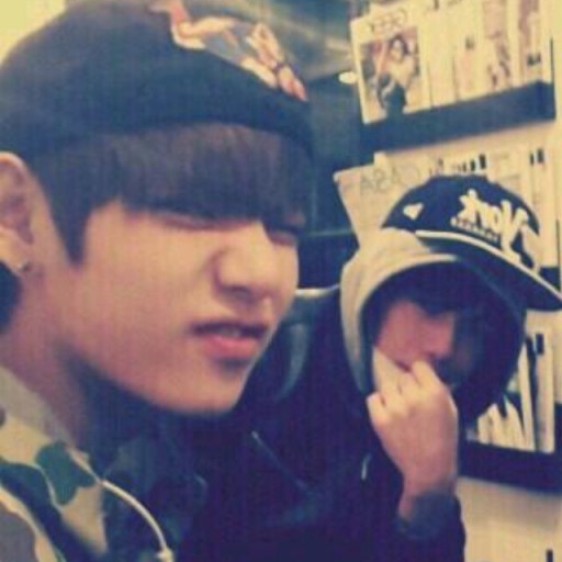 [잡담] 뷔 과거사진 약간 싸이월드 갬성이다 너무 좋아 | 인스티즈