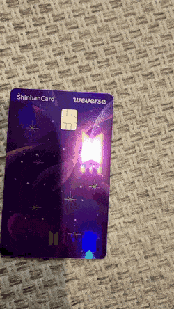 [잡담] 오 방탄 위버스 카드에 빛 비추면 로고 이렇게 나오는거래 | 인스티즈