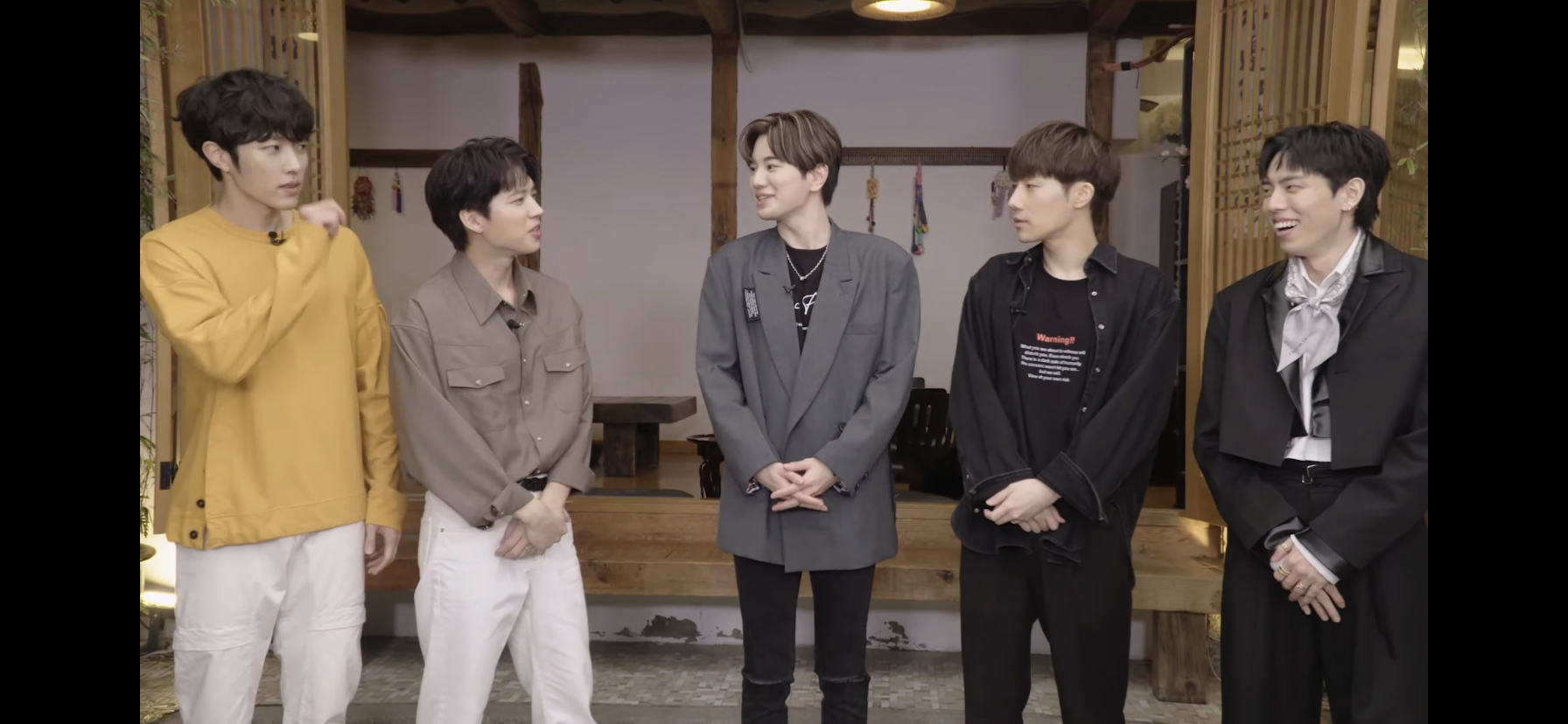 [잡담] 근데 우현이 키 큰 애들 옆에 있으니까 되게 쟉다ㅋㅋㅋㅋ | 인스티즈