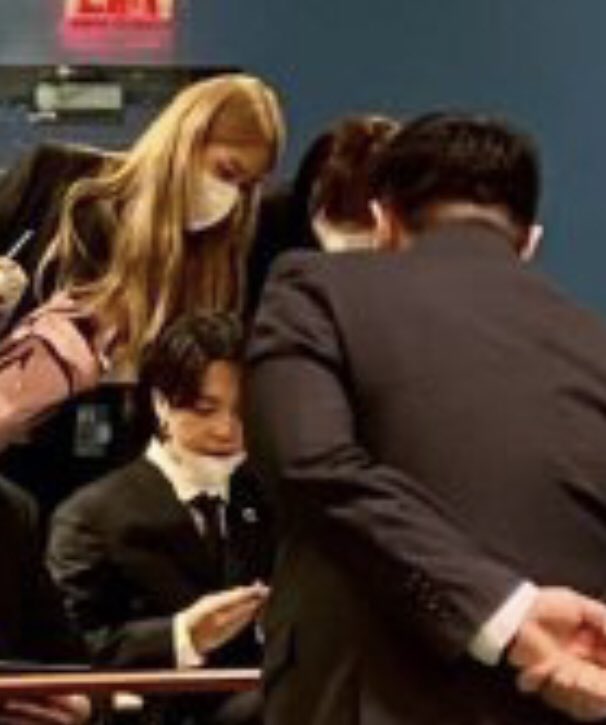 [잡담] 오늘자 방탄지민 사람에게 둘러쌓인 | 인스티즈