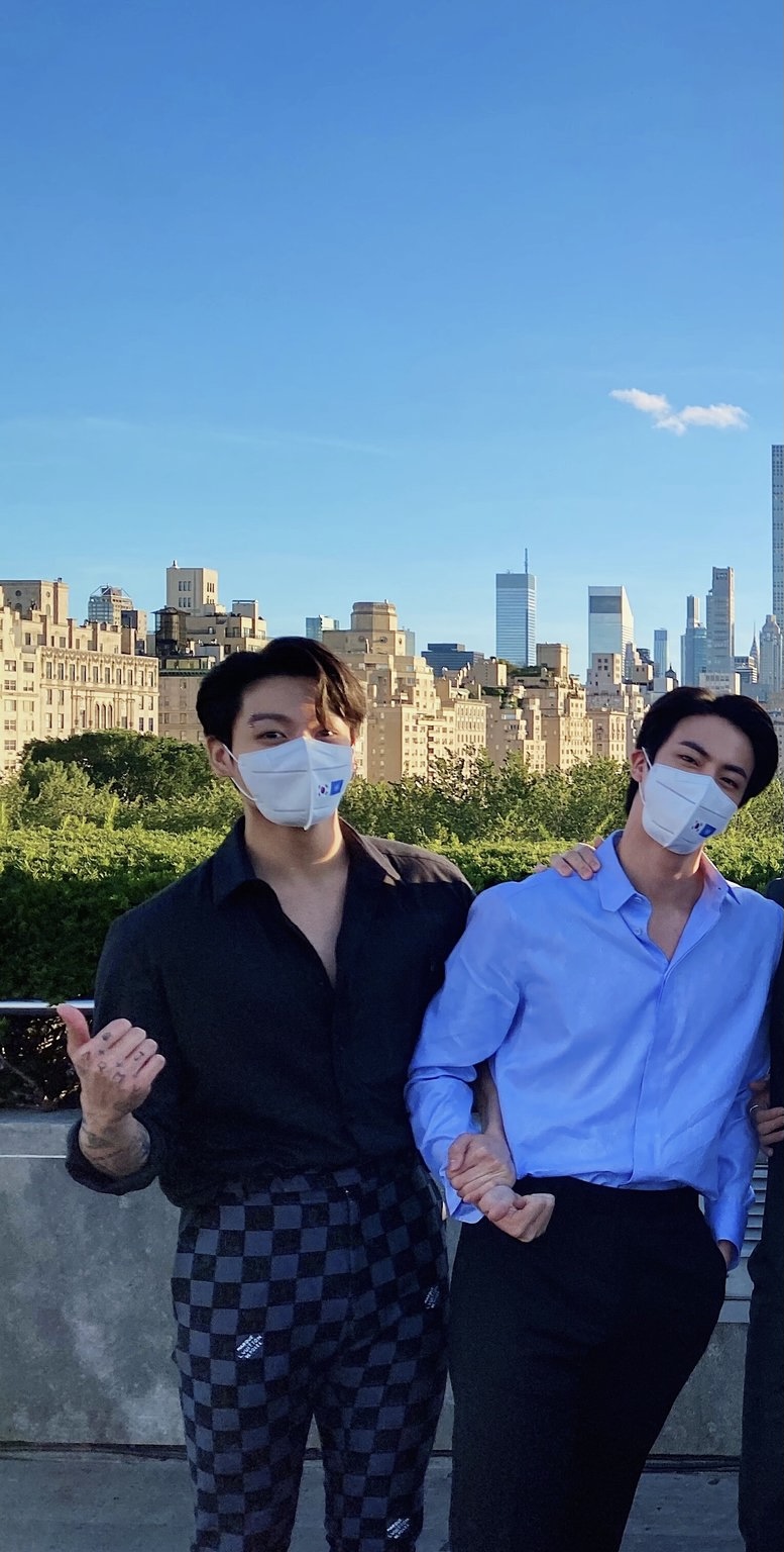 [잡담] 정국이 힘 불끈 줘서 진 팔 잡고 있는 이유: | 인스티즈