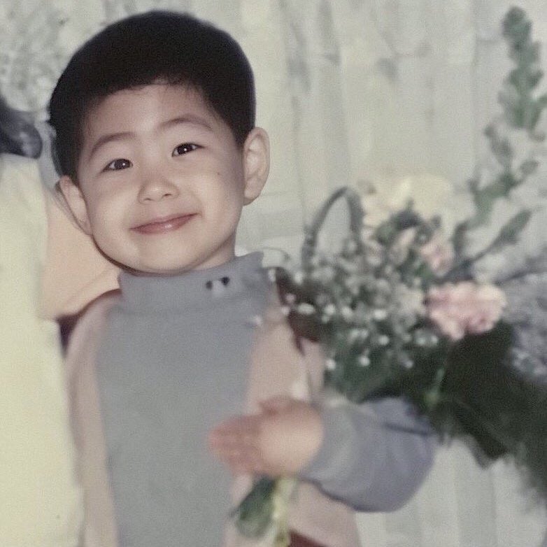 [잡담] 영현이 원필이 아기 때 사진에서 한 포즈 지금도 자주 하는 포즈라는게 개귀여움 | 인스티즈