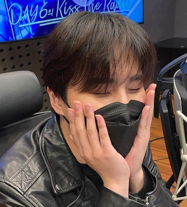 [잡담] 영현이 원필이 아기 때 사진에서 한 포즈 지금도 자주 하는 포즈라는게 개귀여움 | 인스티즈