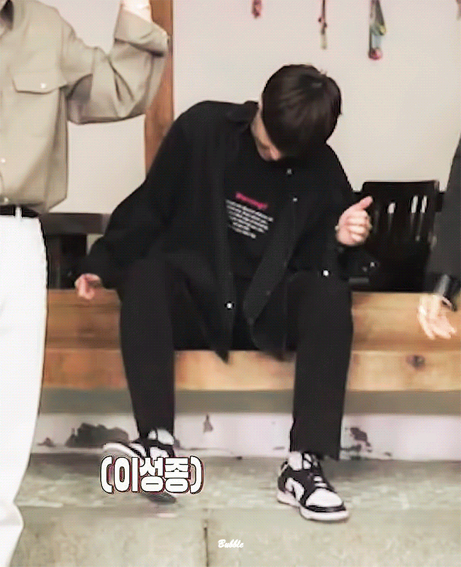 [잡담] 동생(성종) 이기려고 딱지 밟는 형아(성규) | 인스티즈