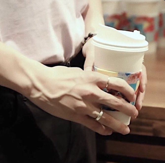 [잡담] 내가 좋아하는 에이티즈 윤호 손 | 인스티즈