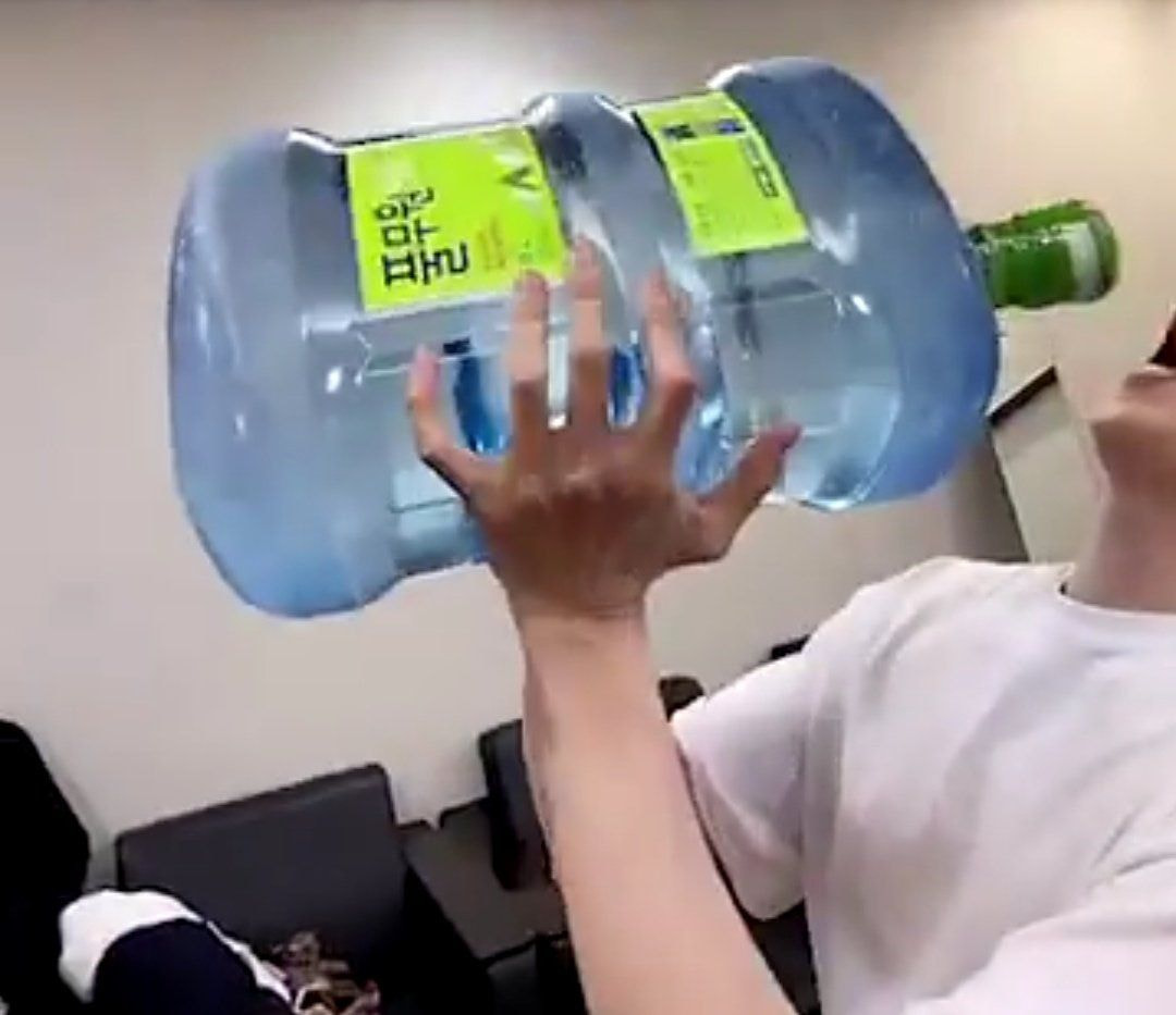 [잡담] 내가 좋아하는 에이티즈 윤호 손 | 인스티즈