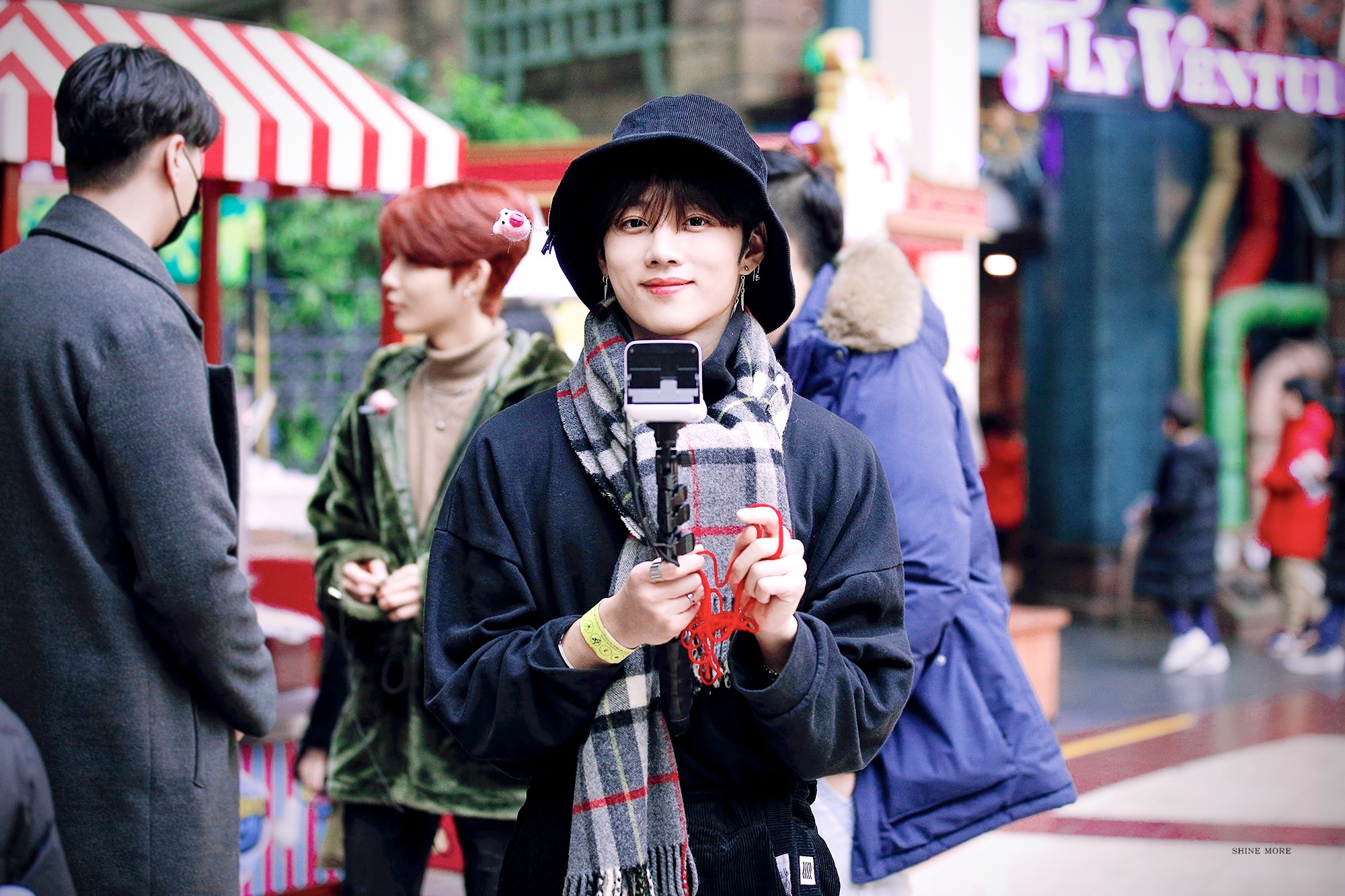 [잡담] 근데 더보이즈는 왜 길거리에서 이러고 다닌거야? | 인스티즈