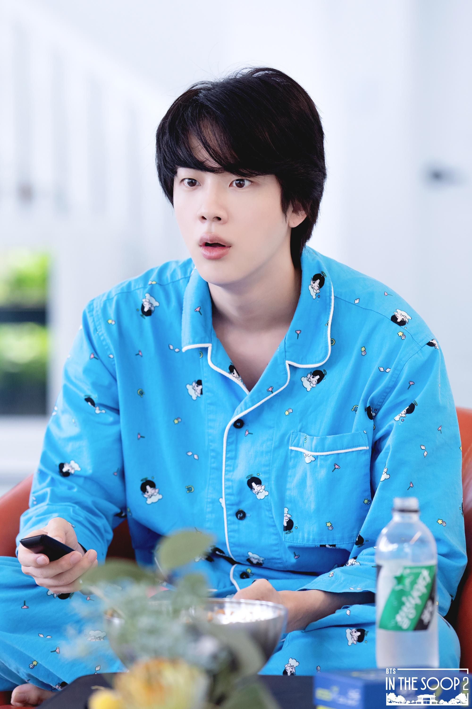 [잡담] 결국 백쌤에게도 굿즈입힌 방탄 진ㅋㅋㅋㅋㅋ | 인스티즈