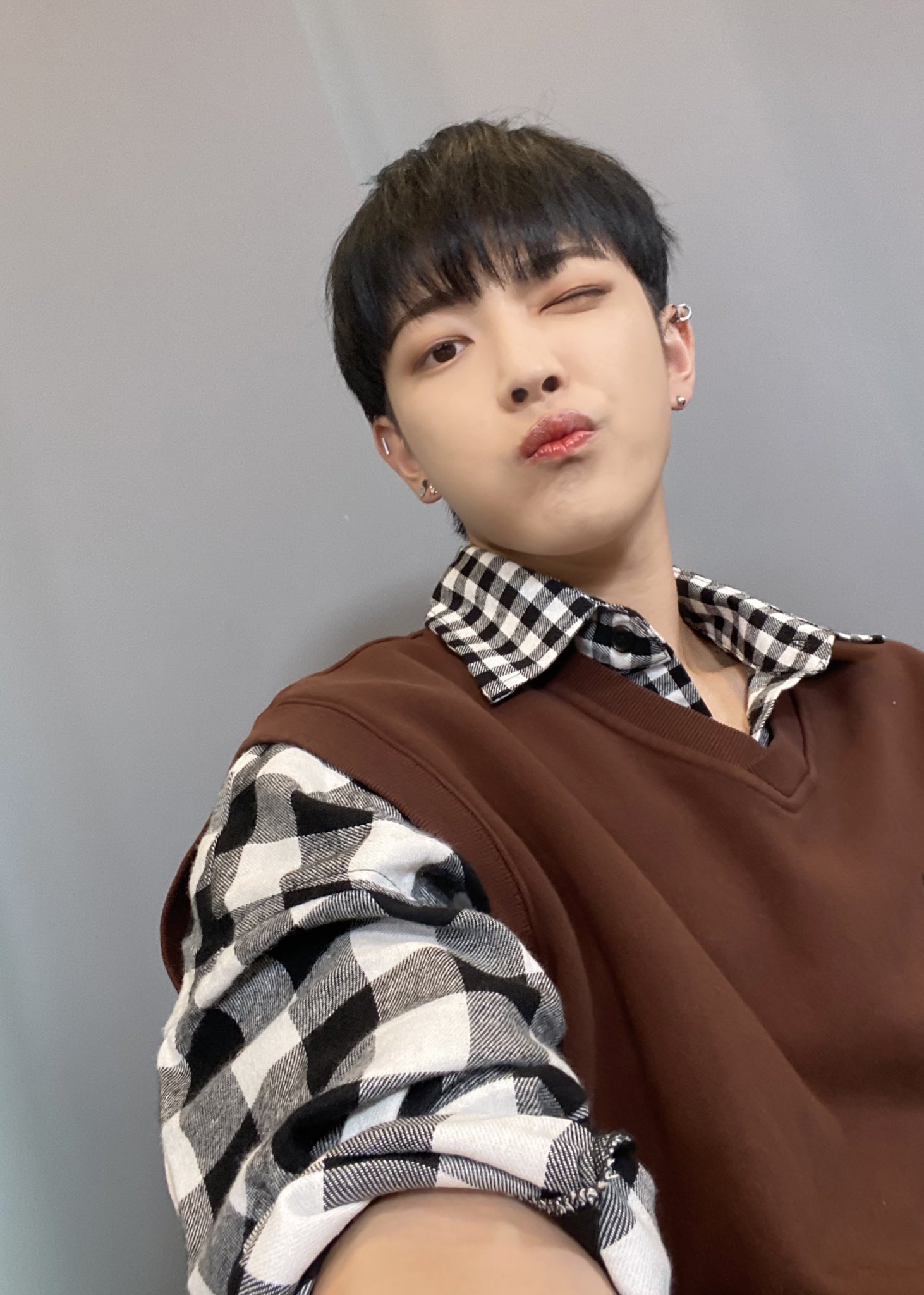 [잡담] 흑발하고 자기 어려 보이냐고 물어봄... | 인스티즈