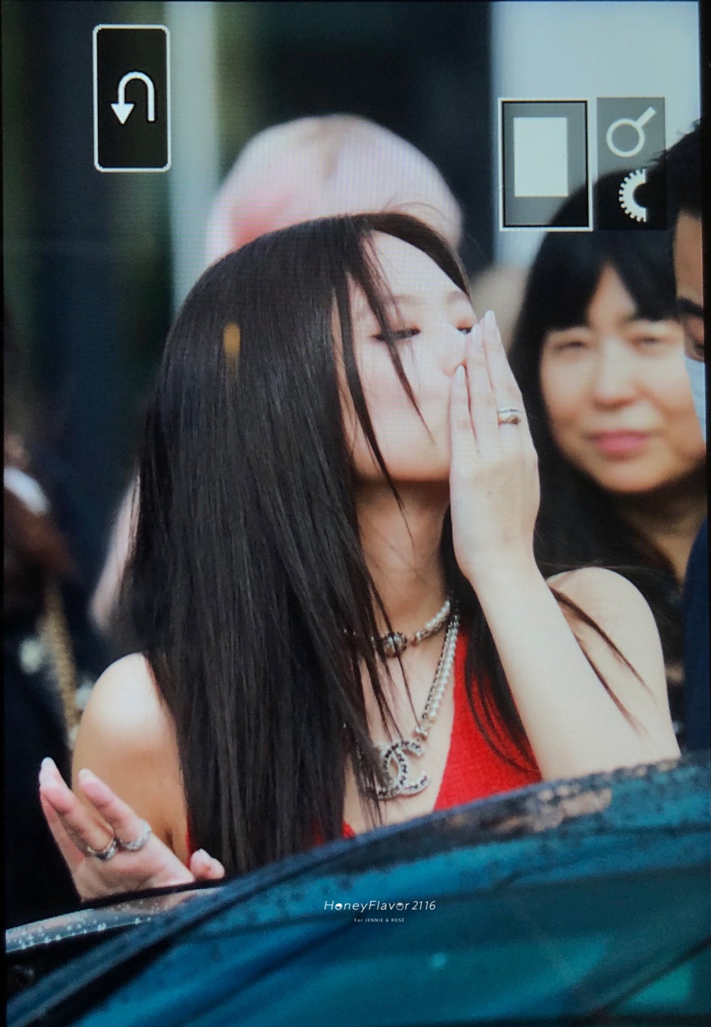 [잡담] 제니 샤넬 사진 보는데 하관 길이 봐봐 | 인스티즈