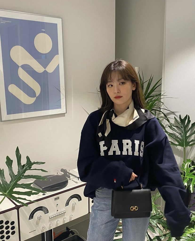 [잡담] 슬기 인스타에 올라온건데 맨투맨 어디꺼이려나..? | 인스티즈