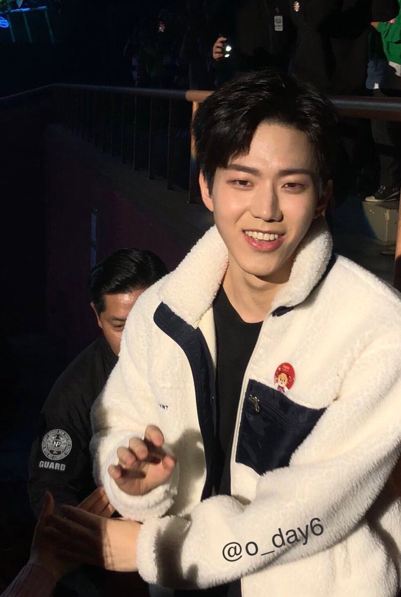 [잡담] 폰카만 봐도 왜 연예인 생각 1도 없던 대학생이 JYP에 납치 당해서 3개월만에 데뷔한 건지 납득 가능 | 인스티즈