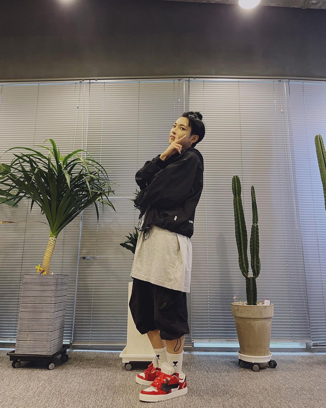 [잡담] 흑발하고 자기 어려 보이냐고 물어봄... | 인스티즈