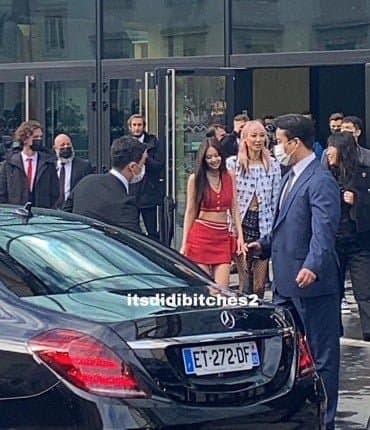 [잡담] 제니 샤넬 사진 보는데 하관 길이 봐봐 | 인스티즈