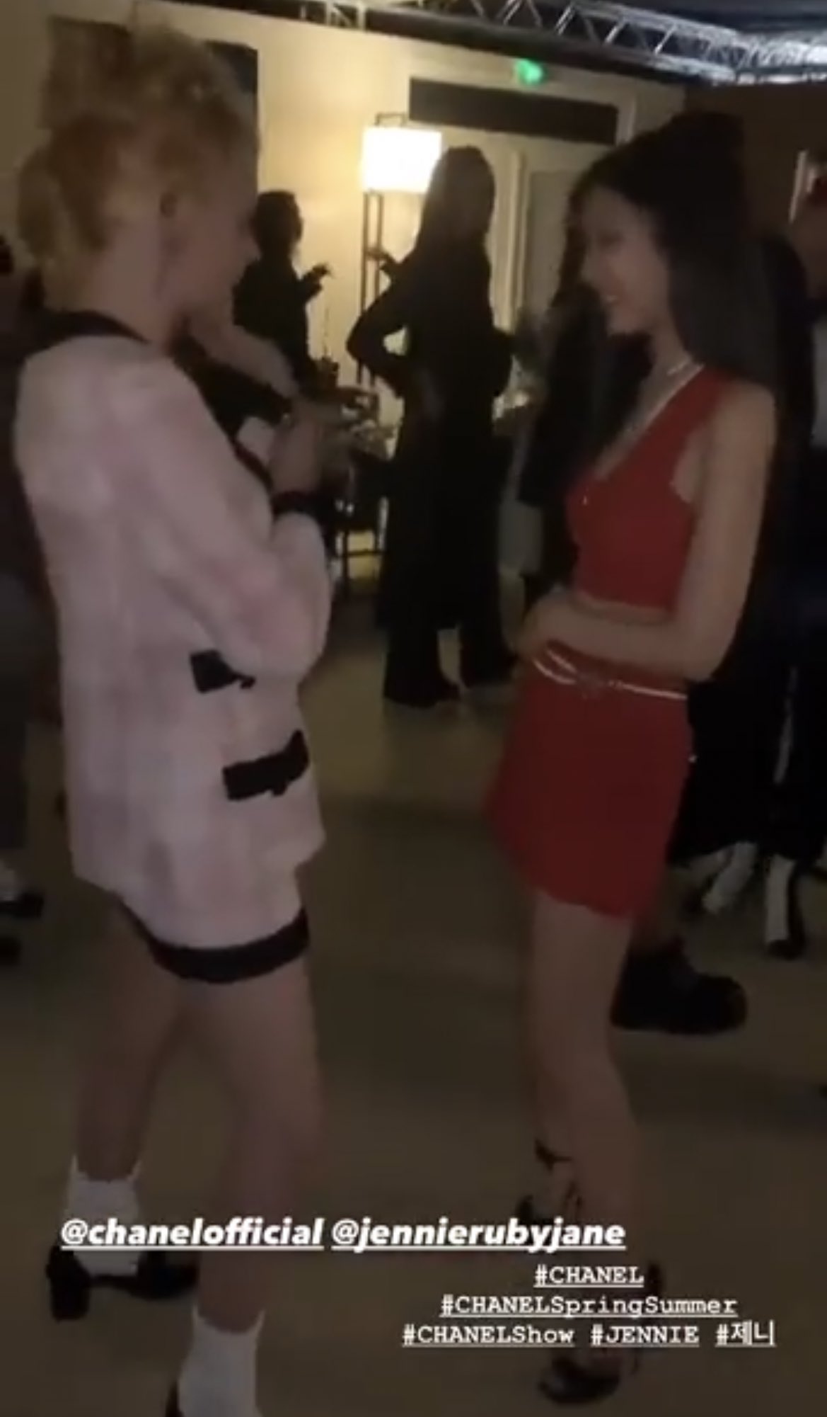 [잡담] 제니랑 크리스틴이랑 대화하는 거 보는데 제니 팔뚝 다리굵기 봐봐 | 인스티즈