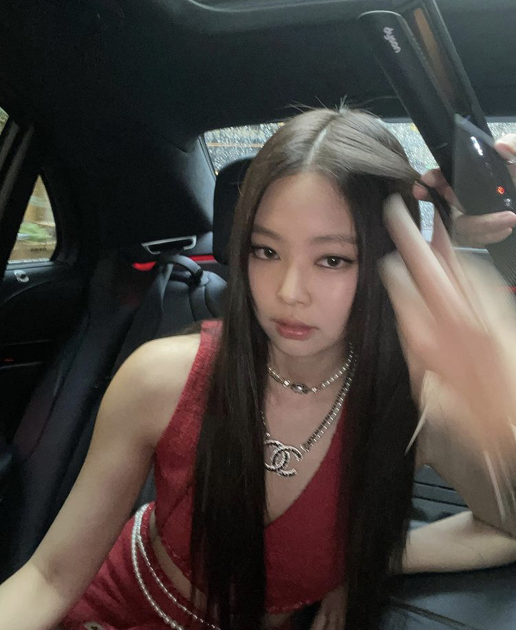 [잡담] 제니 오늘 인스타 사진 갤럭시로 찍은 거 같지 않아?? | 인스티즈