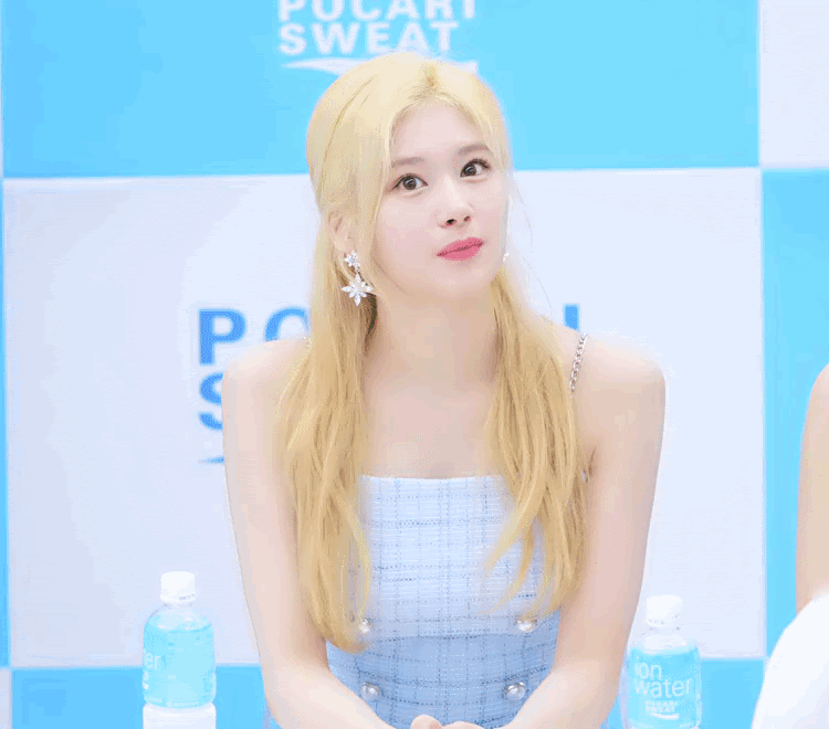 [잡담] 트와 사나도 어깨 진짜 예쁘다 | 인스티즈