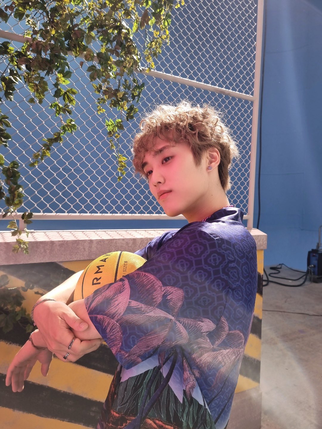 [잡담] 이 남자분 누구야? 아이돌 같은데… | 인스티즈