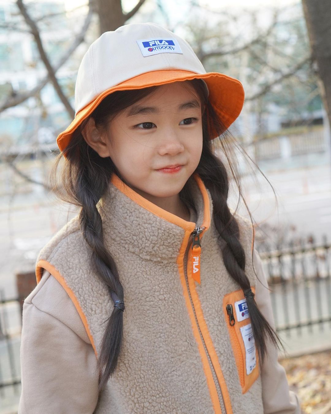 [잡담] 이 아기 .. 이미 나 말고도 많은 사람들이 알아봤겠지만 대충 10년 후엔 주연 자리 꿰차고 다닐거 같아 | 인스티즈