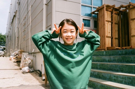 [잡담] 이 아기 .. 이미 나 말고도 많은 사람들이 알아봤겠지만 대충 10년 후엔 주연 자리 꿰차고 다닐거 같아 | 인스티즈