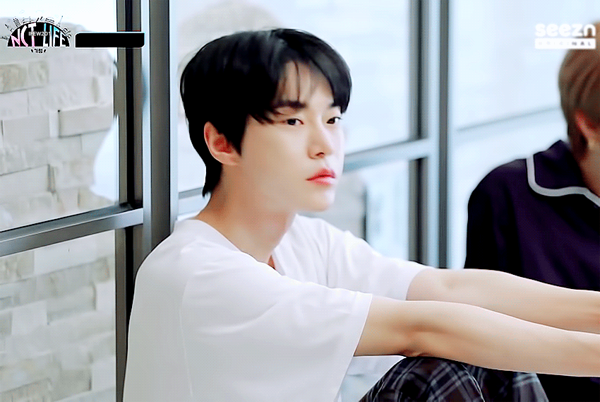 [잡담] 평소 큰방에서 종종 보던 도영 / 오늘 뜬 도영 실물 | 인스티즈