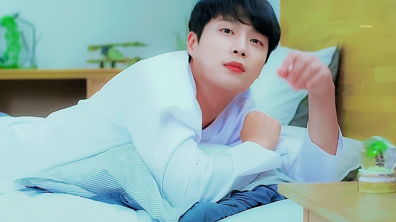 [잡담] 이렇게 쳐다보는거 너무 유죄임....윤두준.. | 인스티즈