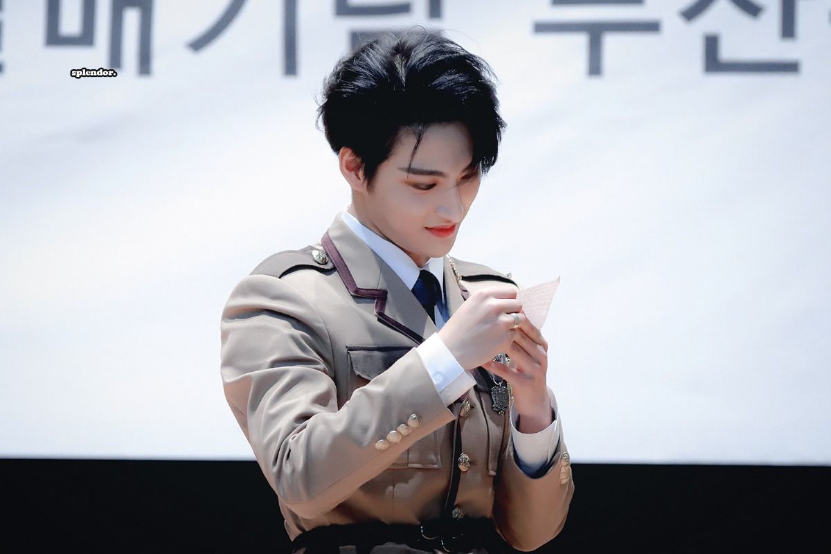 [잡담] 에이티즈 성화 이거 신발끈 묶다가 팬 쪽지 발견한 짤이래… | 인스티즈