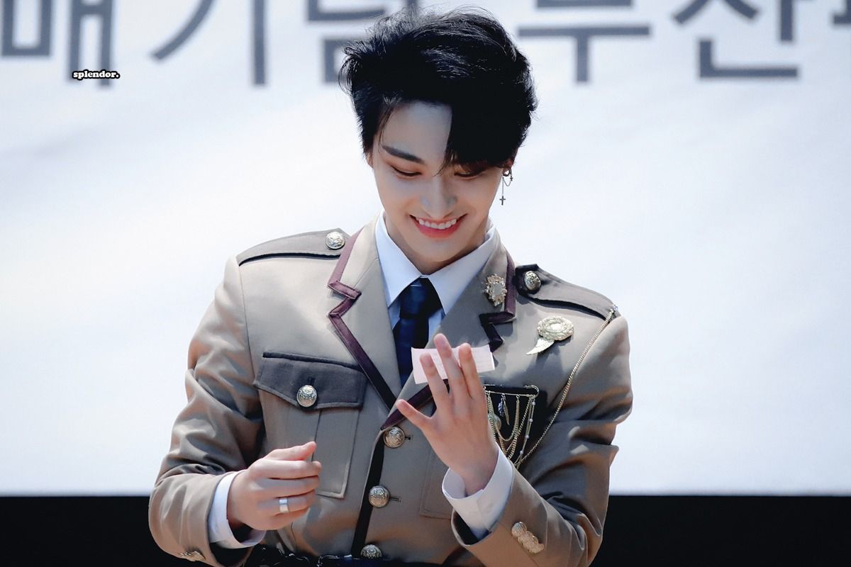 [잡담] 에이티즈 성화 이거 신발끈 묶다가 팬 쪽지 발견한 짤이래… | 인스티즈