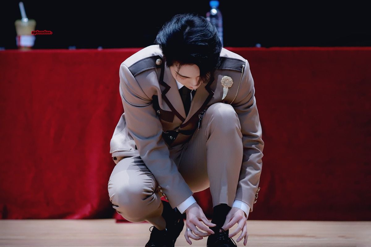 [잡담] 에이티즈 성화 이거 신발끈 묶다가 팬 쪽지 발견한 짤이래… | 인스티즈