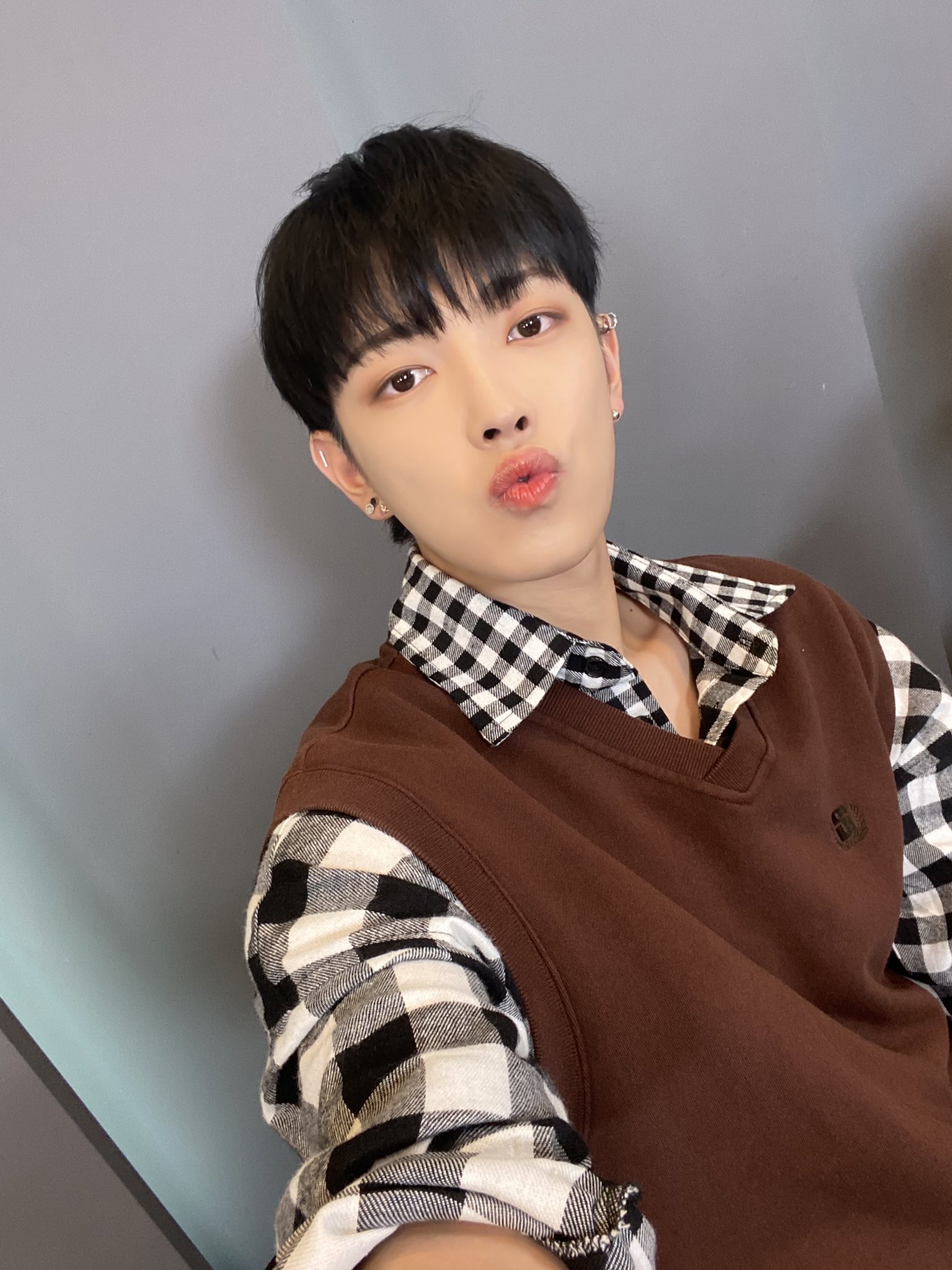 [잡담] 에이티즈 홍중 흑발하더니 완전 중학생 됐어 근데 개잘생김 | 인스티즈