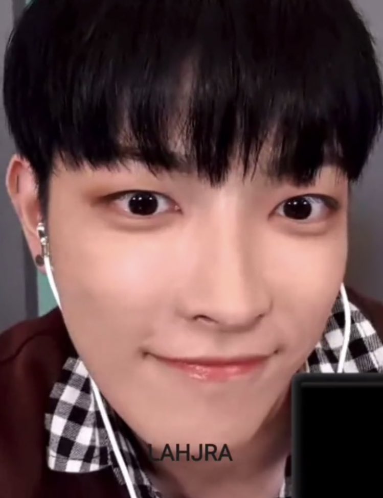 [잡담] 에이티즈 홍중 흑발하더니 완전 중학생 됐어 근데 개잘생김 | 인스티즈