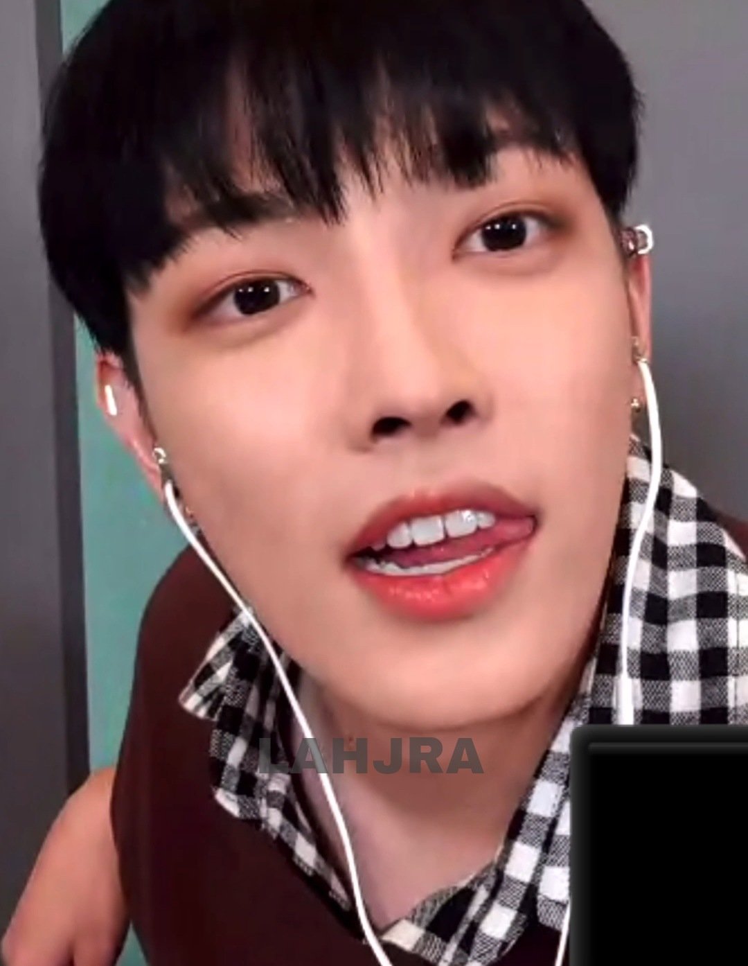 [잡담] 에이티즈 홍중 흑발하더니 완전 중학생 됐어 근데 개잘생김 | 인스티즈