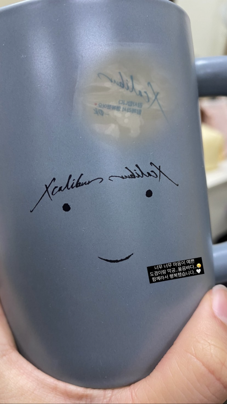 [잡담] 세븐틴 도겸 뮤지컬 배우 분들한테 디자인해서 컵 드린 거야????? | 인스티즈