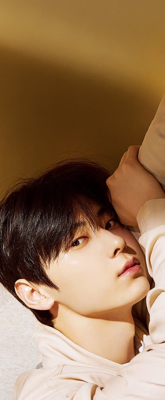 [잡담] 황민현 오늘 뜬 사진 진짜 레전드인듯 역대급 잘생겼어^_ㅠ | 인스티즈