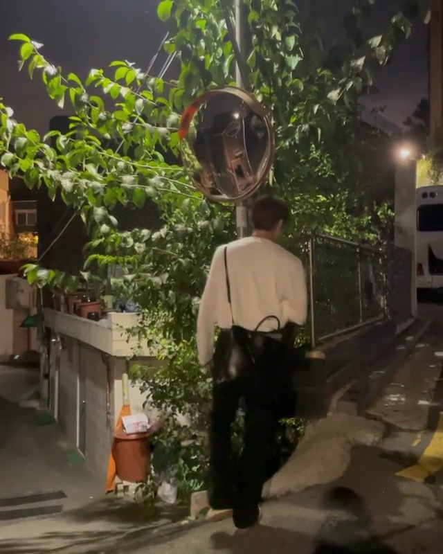 [잡담] 도영 피지컬 에바쌈바다 진짜..슬리브 안에 반팔 입은것도 좋아... | 인스티즈