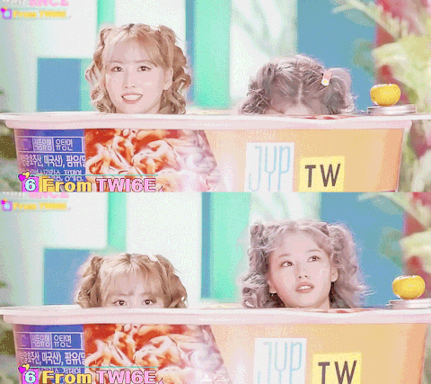 [잡담] 아니 ㅋㅋㅋ 모모 사나 서로 개인소감 말할때 숨어주는거 봨ㅋㅋㅋㅋㅋㅋ | 인스티즈