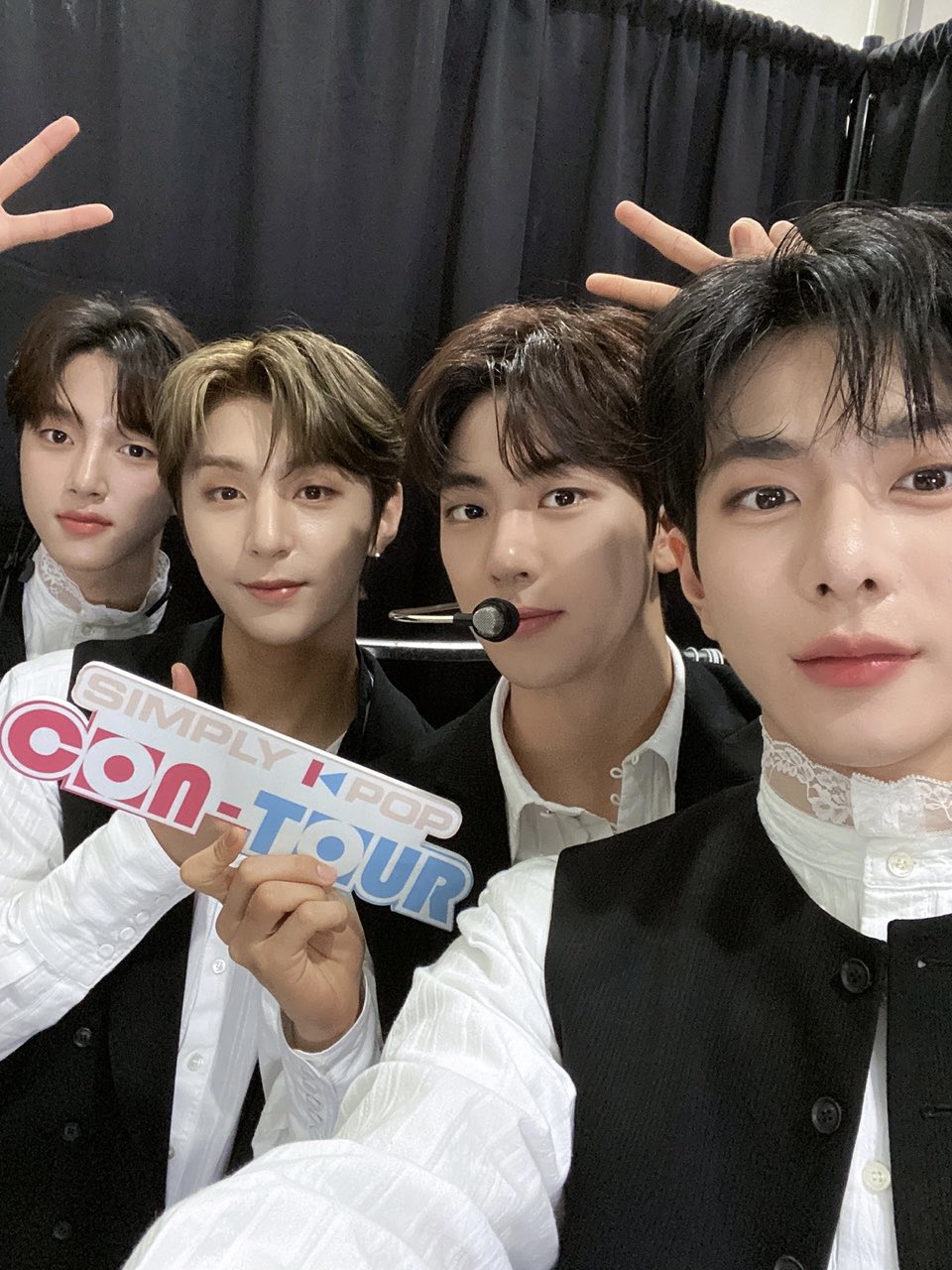 [잡담] 내가 이 네명의 남성이 한 앵글안에서 브이하는 사진을 봐도 되는걸까 ㅈㅇ골차 | 인스티즈