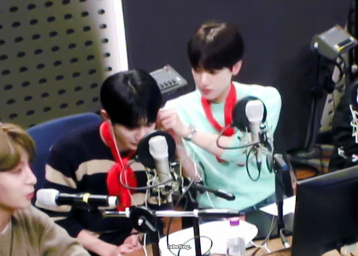 [잡담] 이어폰 2개 두 명이서 끼는 법 | 인스티즈