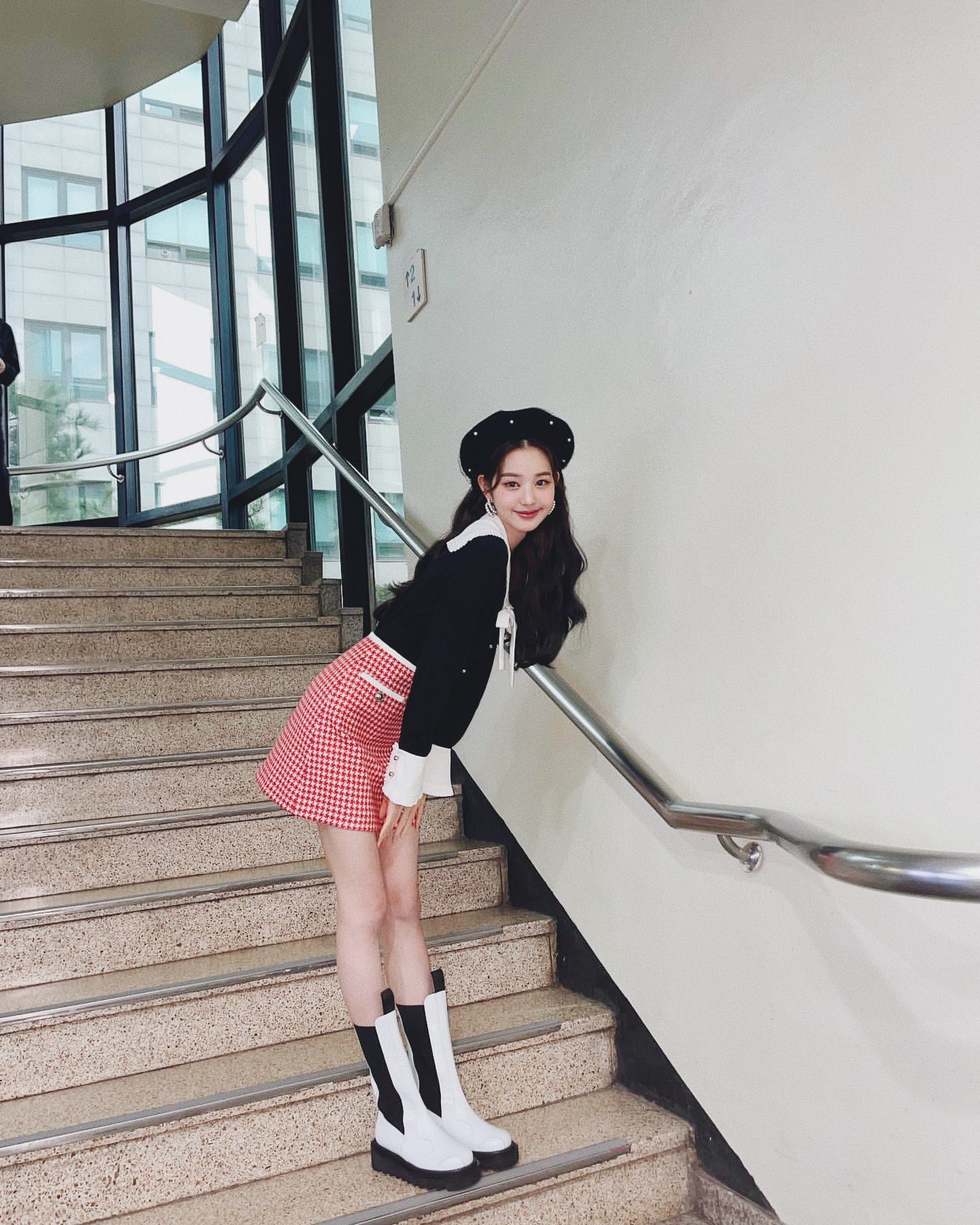 [잡담] 원영이 엠씨 계단 전신샷 하나하나 모으는 재미 쏠쏠해 | 인스티즈
