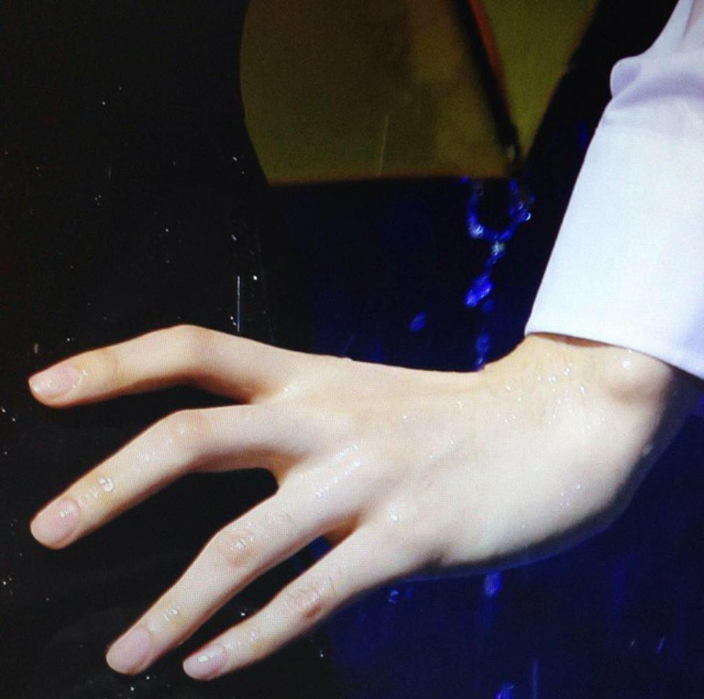[잡담] 그림체 같이 예쁜 한 남돌의 손 | 인스티즈