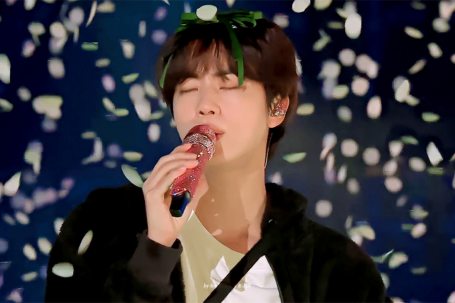 [잡담] 머리에 초록리본 달고 녹음하는 남자 어떤데?: 주어 방탄 진 | 인스티즈