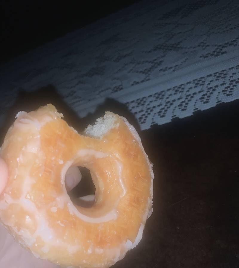 어둠 속에서 몰래 도넛 먹는 중 | 인스티즈