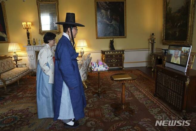 갓쓰고 영국 여왕 만난 한국대사..'킹덤' 인기에 특별히 준비(종합) | 인스티즈