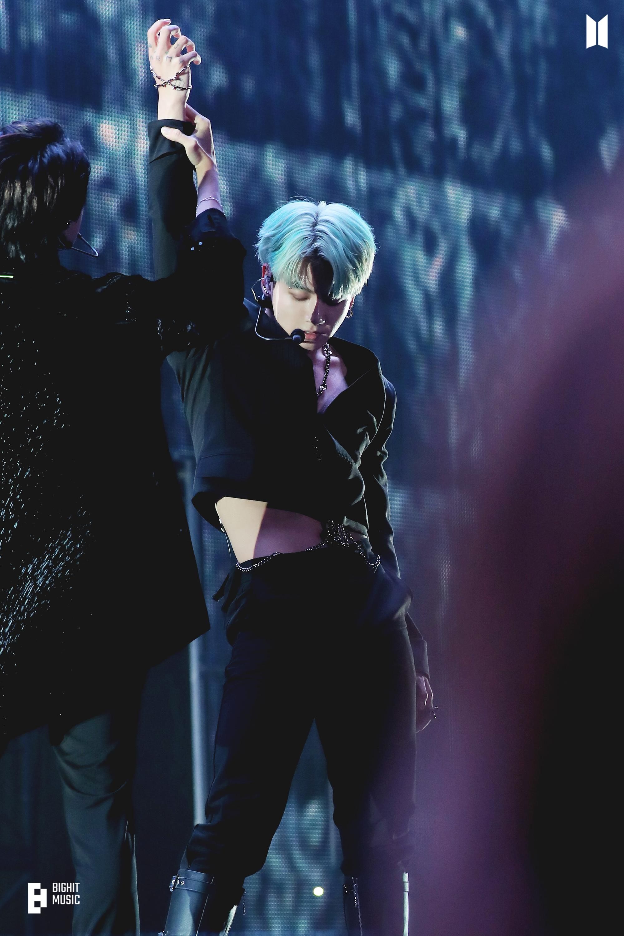 [잡담] 빅히트 너네 요즘 정국이한테 아주 어? 이런거 입히고말야 | 인스티즈