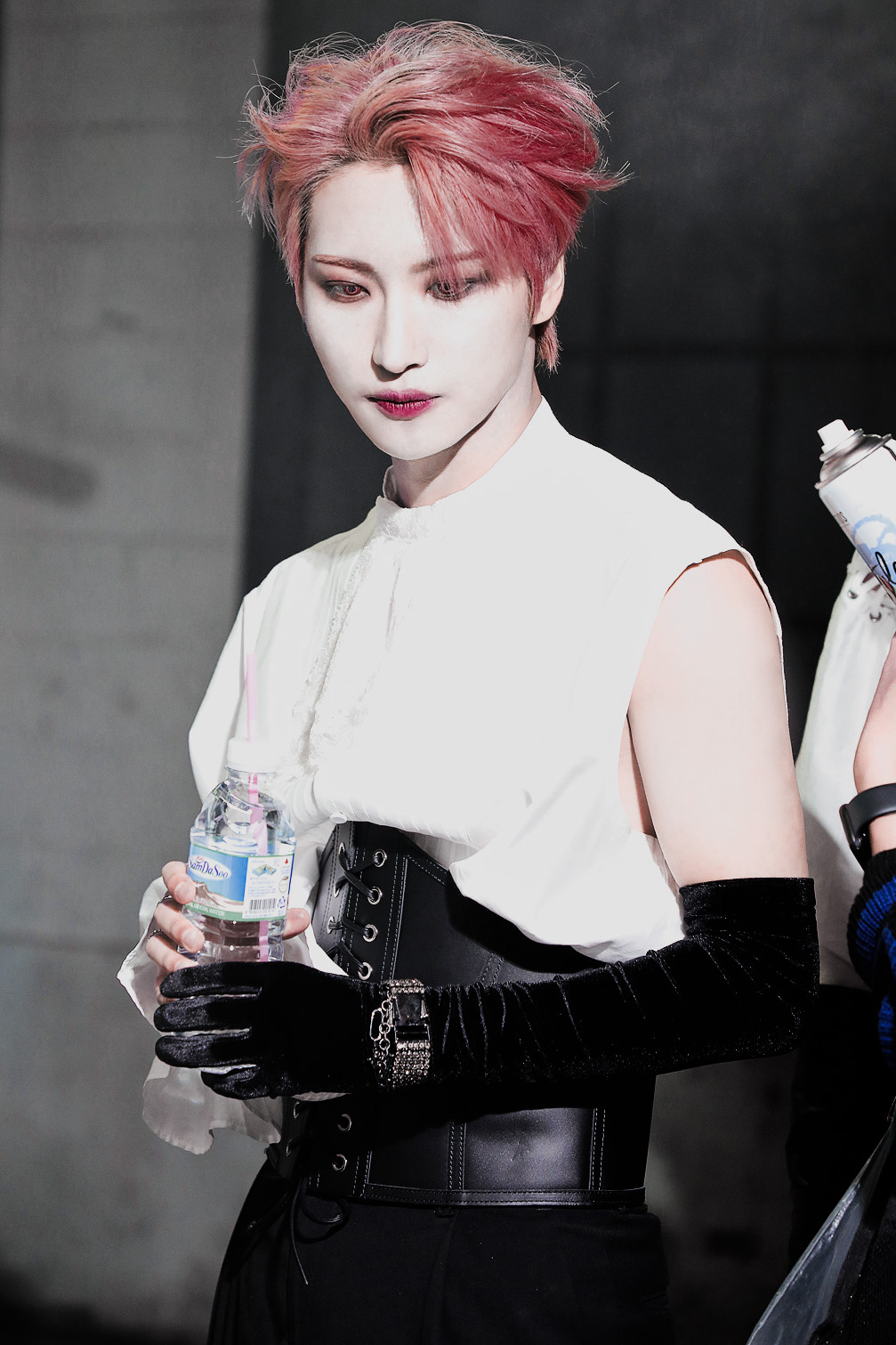 [잡담] 이 비주얼로 삼다수 들고 있는 거 진짜 이질적이다 | 인스티즈