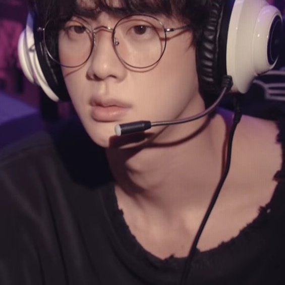[잡담] 아니 방탄 진 지금 볼터치에다 안경 쓴뎌…? | 인스티즈
