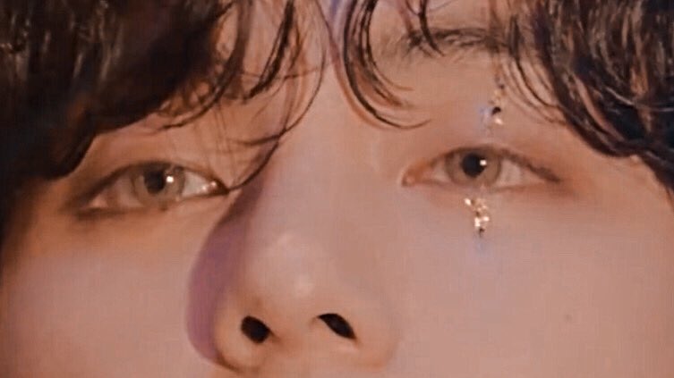 [잡담] 난 진짜 뷔 눈이 분위기 오묘하게 만드는데 한 몫 한다고 | 인스티즈