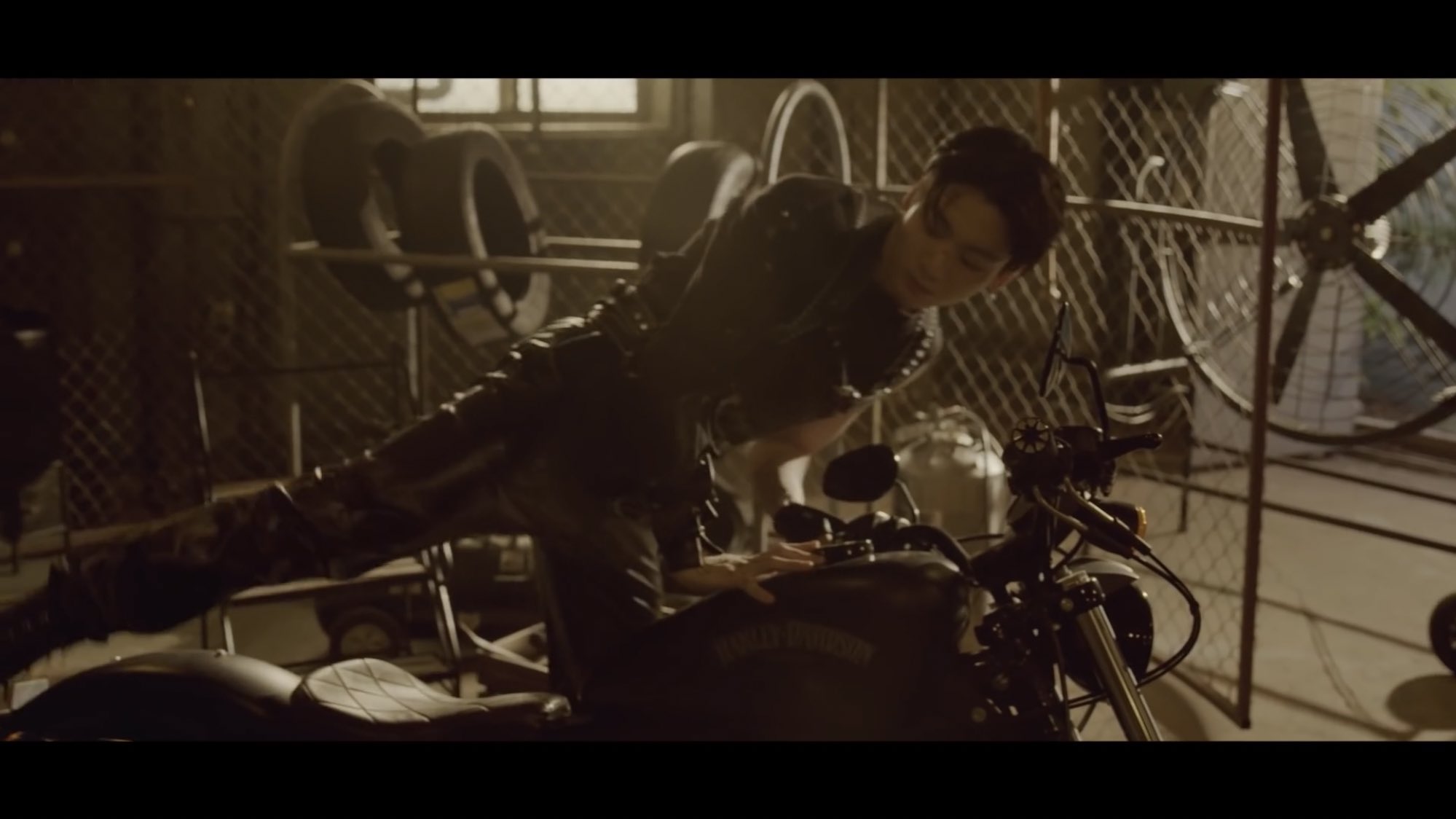 [잡담] 세상사람들 글쎄 전정국이 라이더를 타요,,, 그것도 상처분장에 가죽입고😇😇😇 | 인스티즈