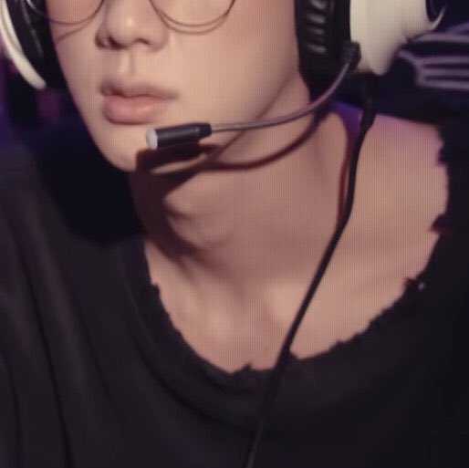 [잡담] 아니 방탄 진 지금 볼터치에다 안경 쓴뎌…? | 인스티즈