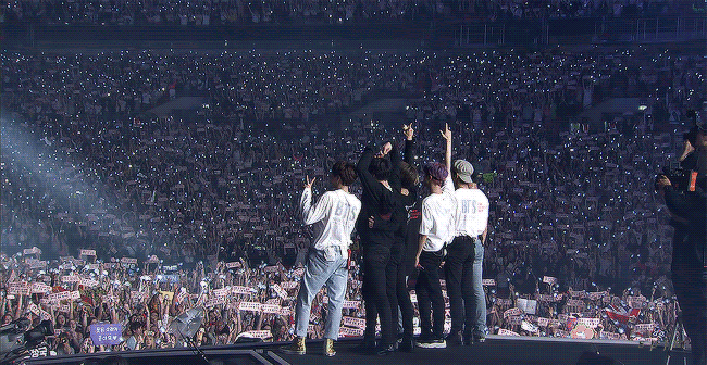 [잡담] 방탄 스타디움콘 하는데 왔던 팬 알아보는 뷔랑 제이홉 | 인스티즈